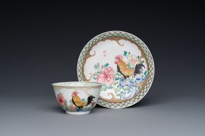 Très rare tasse et soucoupe en porcelaine de Chine famille rose semi-coquille d'oeuf à décor de coqs, sceau de Baiyun Shanren 白雲山人, Yongzheng
