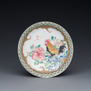 Très rare tasse et soucoupe en porcelaine de Chine famille rose semi-coquille d'oeuf à décor de coqs, sceau de Baiyun Shanren 白雲山人, Yongzheng — photo 2