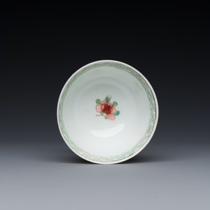 Très rare tasse et soucoupe en porcelaine de Chine famille rose semi-coquille d'oeuf à décor de coqs, sceau de Baiyun Shanren 白雲山人, Yongzheng — photo 8