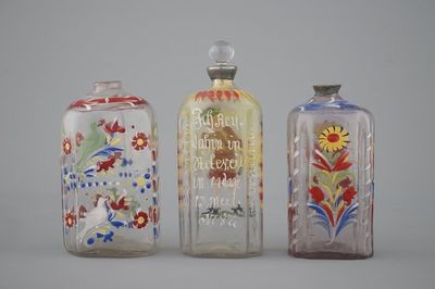 Trois bouteilles en verre émaillé allemande, 18ème siècle