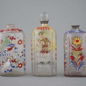 Trois bouteilles en verre émaillé allemande, 18ème siècle — photo 1
