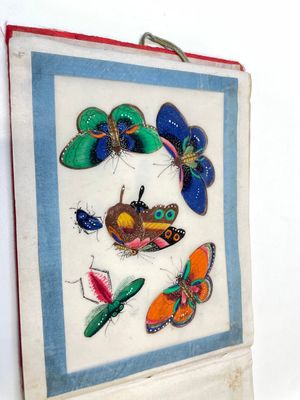 Trois albums et deux peintures sur papier de riz cadrées à décor des personnages, de la faune et de la flore, Chine, Tak Shang Saihing — photo 6