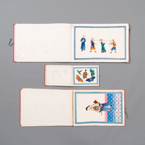 Trois albums et deux peintures sur papier de riz cadrées à décor des personnages, de la faune et de la flore, Chine, Tak Shang Saihing — photo 2