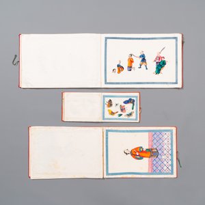 Trois albums et deux peintures sur papier de riz cadrées à décor des personnages, de la faune et de la flore, Chine, Tak Shang Saihing — photo 3