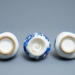 Trois aspersoirs en porcelaine de Chine en bleu et blanc pour le marché islamique, Kangxi — photo 6