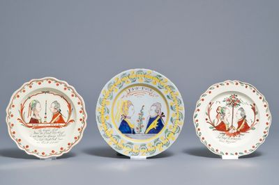 Trois assiettes à décor de Guillaume et Marie en faïence de Delft et faïence fine anglaise, 18ème