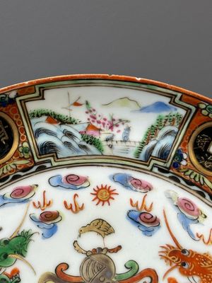 Trois assiettes armoriées en porcelaine de Chine famille rose de Canton et une paire de coquetiers pour le marché portugais, Guangxu — photo 13