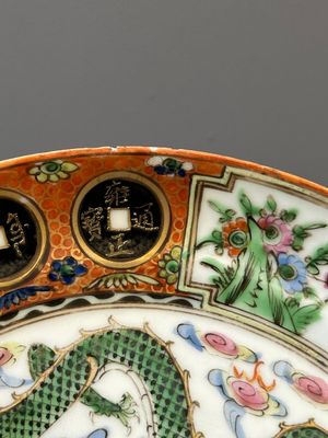 Trois assiettes armoriées en porcelaine de Chine famille rose de Canton et une paire de coquetiers pour le marché portugais, Guangxu — photo 15