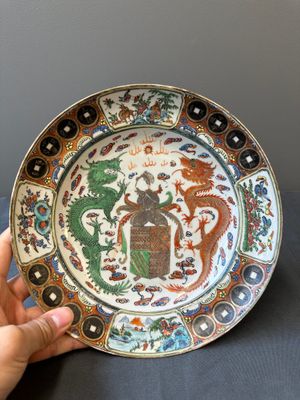 Trois assiettes armoriées en porcelaine de Chine famille rose de Canton et une paire de coquetiers pour le marché portugais, Guangxu — photo 18