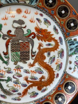 Trois assiettes armoriées en porcelaine de Chine famille rose de Canton et une paire de coquetiers pour le marché portugais, Guangxu — photo 3