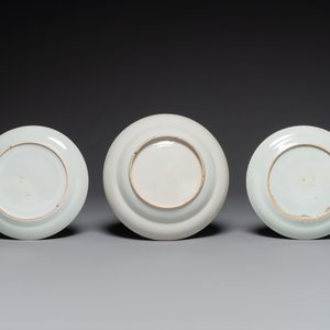 Trois assiettes armoriées en porcelaine de Chine famille rose de Canton et une paire de coquetiers pour le marché portugais, Guangxu — photo 2