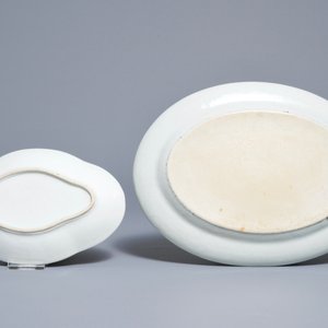 Trois assiettes armoriées en porcelaine de Chine famille rose et deux plats ovales pour le marché américain, Qianlong et 19ème — photo 3