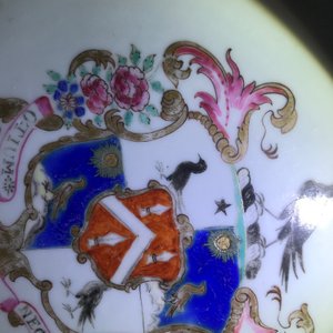 Trois assiettes armoriées en porcelaine de Chine grisaille et famille rose, blasons de Birckbeck et Laroche, Qianlong — photo 15