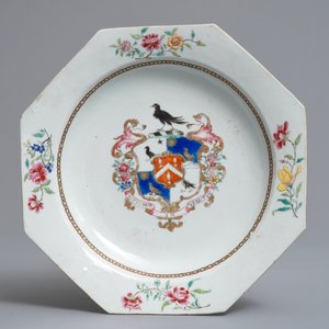 Trois assiettes armoriées en porcelaine de Chine grisaille et famille rose, blasons de Birckbeck et Laroche, Qianlong — photo 6