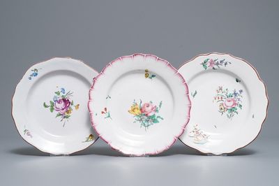 Trois assiettes aux bouquets de fleurs en faïence polychrome de Tournai, 18ème