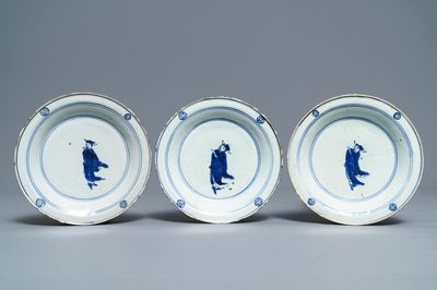 Trois assiettes de type ko-sometsuke en porcelaine de Chine bleu et blanc, Tianqi
