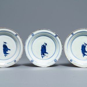 Trois assiettes de type ko-sometsuke en porcelaine de Chine bleu et blanc, Tianqi — photo 1
