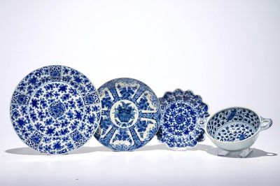 Trois assiettes en faïence de Delft bleu et blanc et une écuelle, 17/18ème