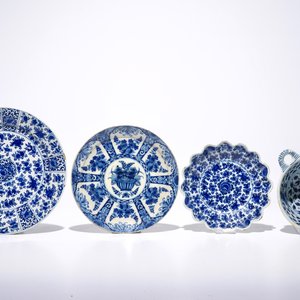 Trois assiettes en faïence de Delft bleu et blanc et une écuelle, 17/18ème — photo 2