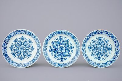 Trois assiettes en faïence de Delft bleu et blanc surdécoré aux chinois à Amsterdam, 18ème