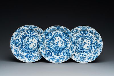 Trois assiettes en faïence de Delft en bleu et blanc à décor floral, 1er quart du 18ème