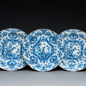 Trois assiettes en faïence de Delft en bleu et blanc à décor floral, 1er quart du 18ème — photo 1