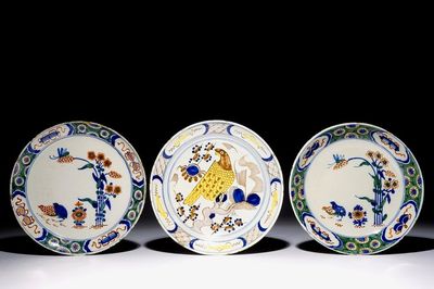 Trois assiettes en faïence de Delft polychrome figurant des cailles et un perroquet, 18ème