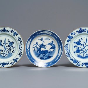 Trois assiettes en porcelaine de Chine bleu et blanc, anc. coll. Auguste le Fort, Kangxi — photo 1
