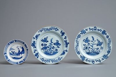 Trois assiettes en porcelaine de Chine bleu et blanc, anc. coll. Auguste le Fort, Kangxi/Qianlong