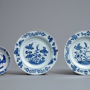 Trois assiettes en porcelaine de Chine bleu et blanc, anc. coll. Auguste le Fort, Kangxi/Qianlong — photo 1