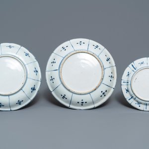 Trois assiettes en porcelaine de Chine bleu et blanc de type kraak, Wanli — photo 2