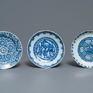 Trois assiettes en porcelaine de Chine bleu et blanc de type kraak, Wanli — photo 1