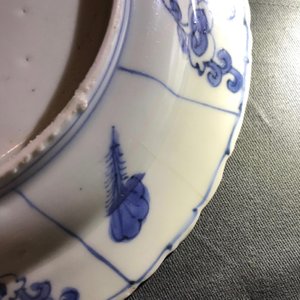 Trois assiettes en porcelaine de Chine bleu et blanc de type kraak, Wanli — photo 4