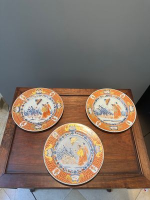 Trois assiettes en porcelaine de Chine de style Imari à décor des 'Dames au parasol', Qianlong — photo 1