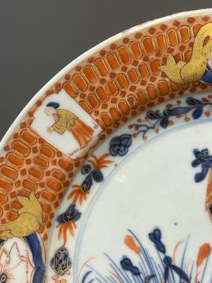 Trois assiettes en porcelaine de Chine de style Imari à décor des 'Dames au parasol', Qianlong — photo 4