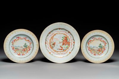 Trois assiettes en porcelaine de Chine de style Meissen à décor d’une vue sur le port, Qianlong, Qianlong
