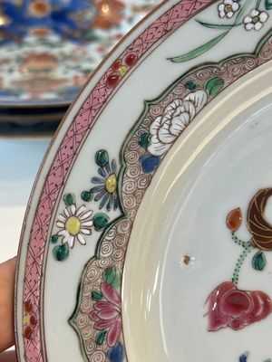 Trois assiettes en porcelaine de Chine de style verte-Imari et cinq assiettes famille rose, Kangxi/Yongzheng — photo 11