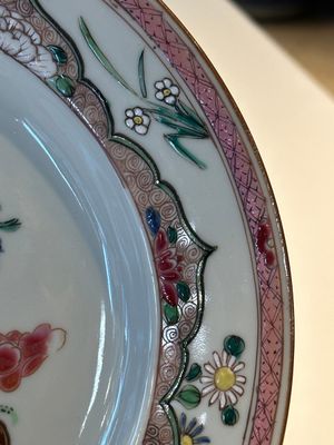 Trois assiettes en porcelaine de Chine de style verte-Imari et cinq assiettes famille rose, Kangxi/Yongzheng — photo 12