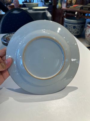 Trois assiettes en porcelaine de Chine de style verte-Imari et cinq assiettes famille rose, Kangxi/Yongzheng — photo 14