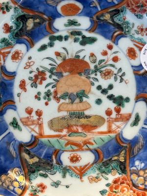 Trois assiettes en porcelaine de Chine de style verte-Imari et cinq assiettes famille rose, Kangxi/Yongzheng — photo 3