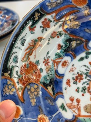 Trois assiettes en porcelaine de Chine de style verte-Imari et cinq assiettes famille rose, Kangxi/Yongzheng — photo 5
