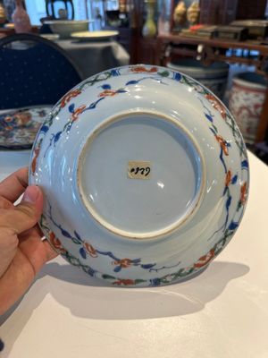 Trois assiettes en porcelaine de Chine de style verte-Imari et cinq assiettes famille rose, Kangxi/Yongzheng — photo 6