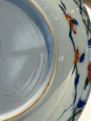 Trois assiettes en porcelaine de Chine de style verte-Imari et cinq assiettes famille rose, Kangxi/Yongzheng — photo 8