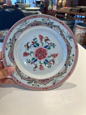 Trois assiettes en porcelaine de Chine de style verte-Imari et cinq assiettes famille rose, Kangxi/Yongzheng — photo 9