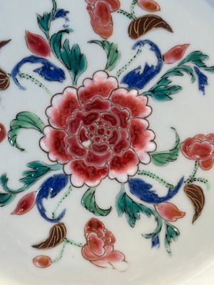 Trois assiettes en porcelaine de Chine de style verte-Imari et cinq assiettes famille rose, Kangxi/Yongzheng — photo 10