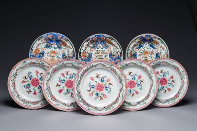 Trois assiettes en porcelaine de Chine de style verte-Imari et cinq assiettes famille rose, Kangxi/Yongzheng