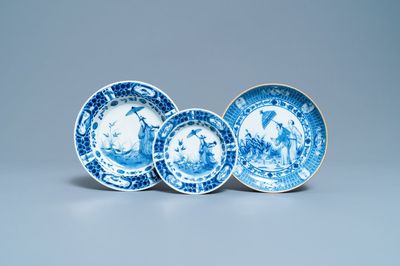 Trois assiettes en porcelaine de Chine en bleu et blanc à décor de 'Dames au Parasol' d'après Cornelis Pronk, Qianlong