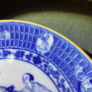 Trois assiettes en porcelaine de Chine en bleu et blanc à décor de 'Dames au Parasol' d'après Cornelis Pronk, Qianlong — photo 15