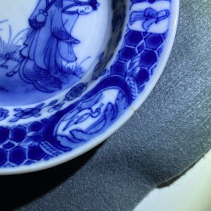 Trois assiettes en porcelaine de Chine en bleu et blanc à décor de 'Dames au Parasol' d'après Cornelis Pronk, Qianlong — photo 9
