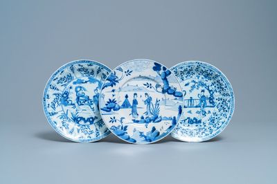 Trois assiettes en porcelaine de Chine en bleu et blanc à décor de longues dames, Kangxi/Yongzheng